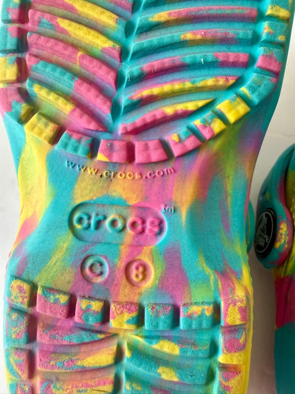 CROCS Kids Tie-Dye Clog in Turquoise, Pink, Yellow. Size C8 - Picture 9 of 10